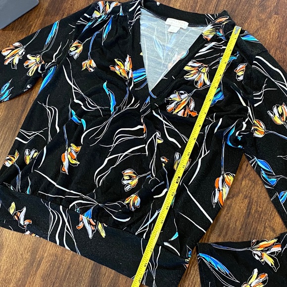 ♦️2/$20 Floral faux-wrap blouse - Picture 3 of 9